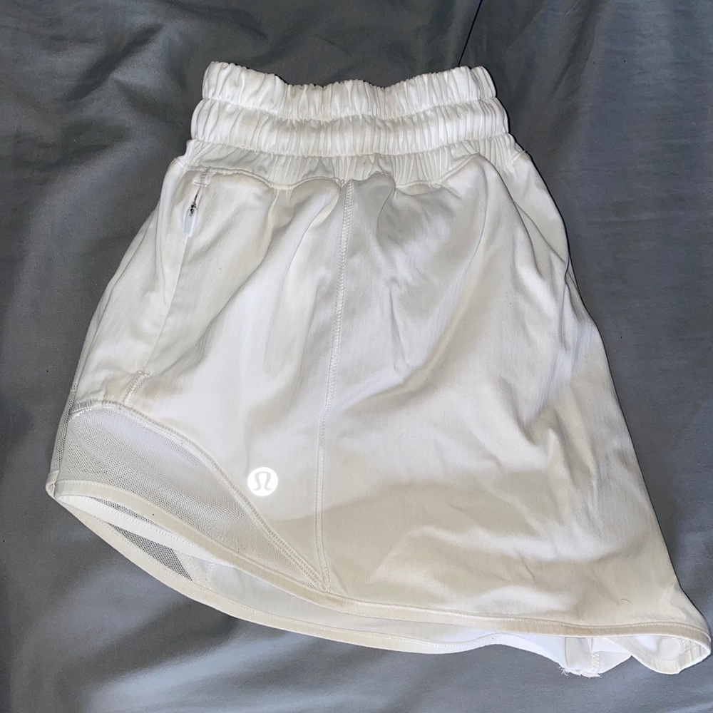 WHITE LULULEMON HOTTY HOT II SHORT (2.5in.)